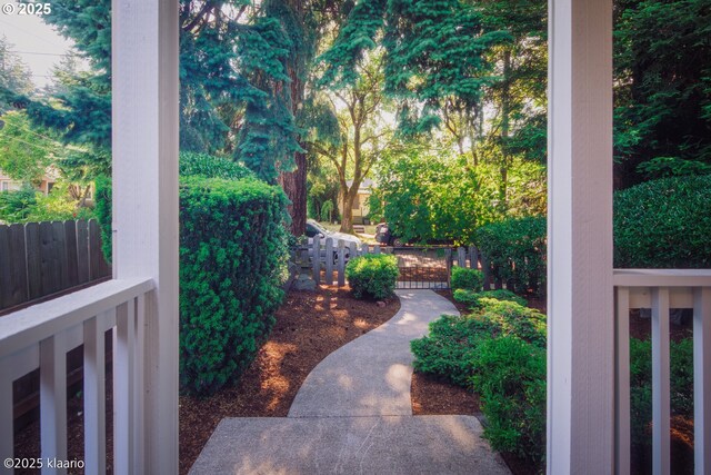 7942 N Hurst Ave, Portland, OR 97203 - view of yard