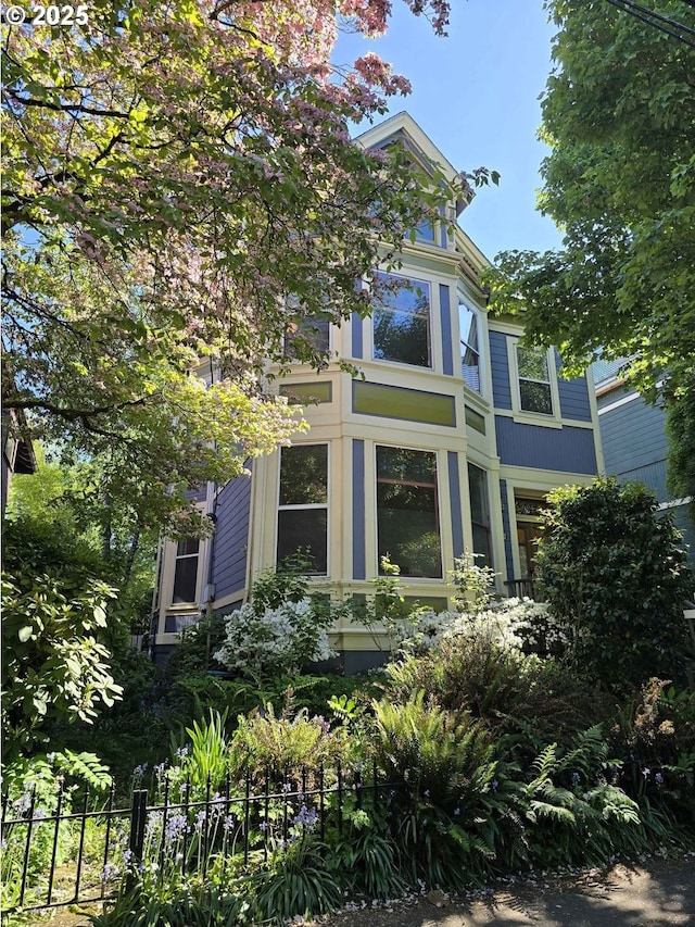 2122 NW Everett St, Portland, OR 97210 - view of side of home