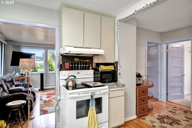 kitchen with light wood-style flooring, electric range, under cabinet range hood, black microwave, and open floor plan
