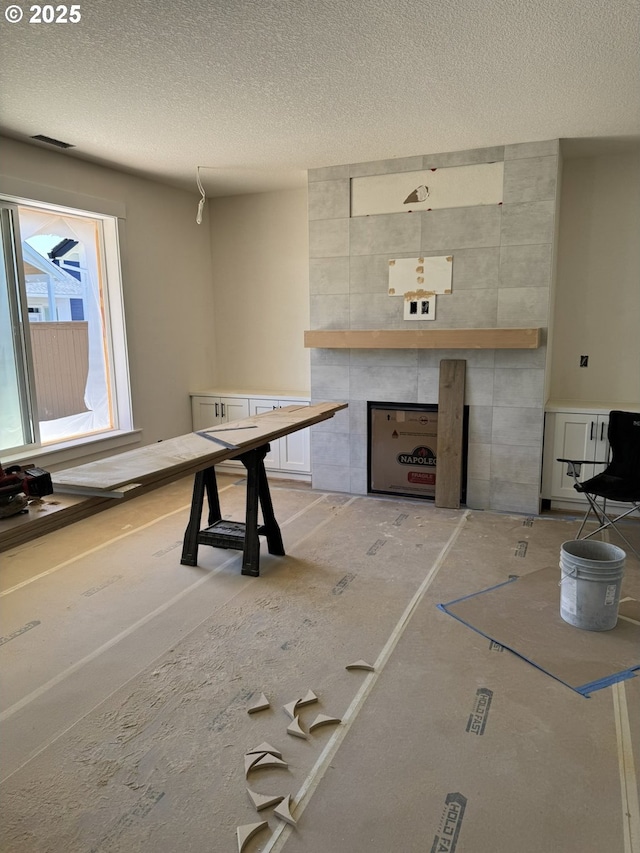 1900 S Holly St, Canby, OR 97013 - rec room featuring a tile fireplace and a textured ceiling