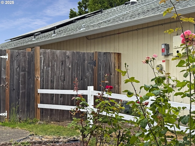 573 SE 73rd Ave, Hillsboro, OR 97123 - exterior view of a shingled roof