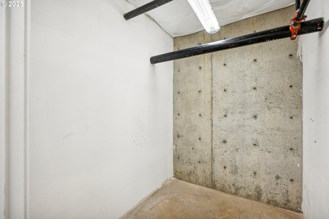 109 SW Gibbs St, Portland, OR 97239 - bathroom featuring concrete flooring