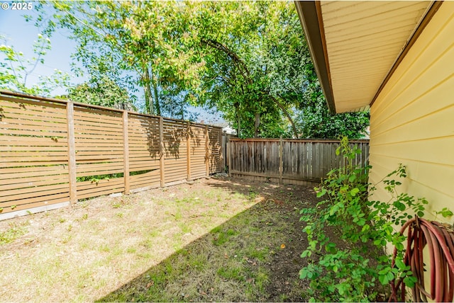 9023 SE Ankeny St, Portland, OR 97216 - view of yard featuring a fenced backyard