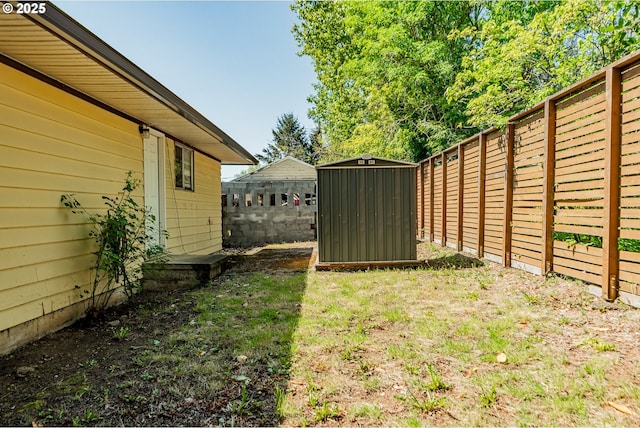 9023 SE Ankeny St, Portland, OR 97216 - view of yard featuring a storage shed, an outdoor structure, and a fenced backyard