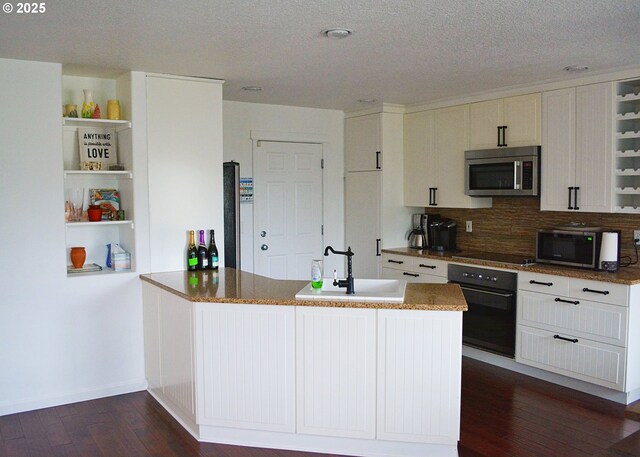 kitchen with a textured ceiling, dark wood-type flooring, sink, a notable chandelier, and black oven