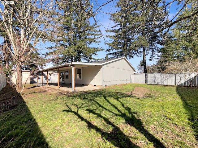 view of yard featuring a gate, a fenced backyard, and a patio area