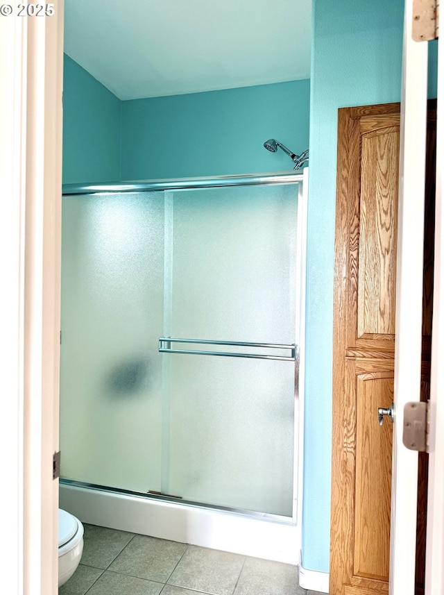 1922 Kapela Ct, Sutherlin, OR 97479 - full bathroom featuring a stall shower, toilet, and tile patterned flooring
