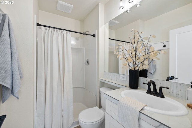 full bathroom featuring tasteful backsplash, vanity, toilet, a shower with shower curtain, and visible vents
