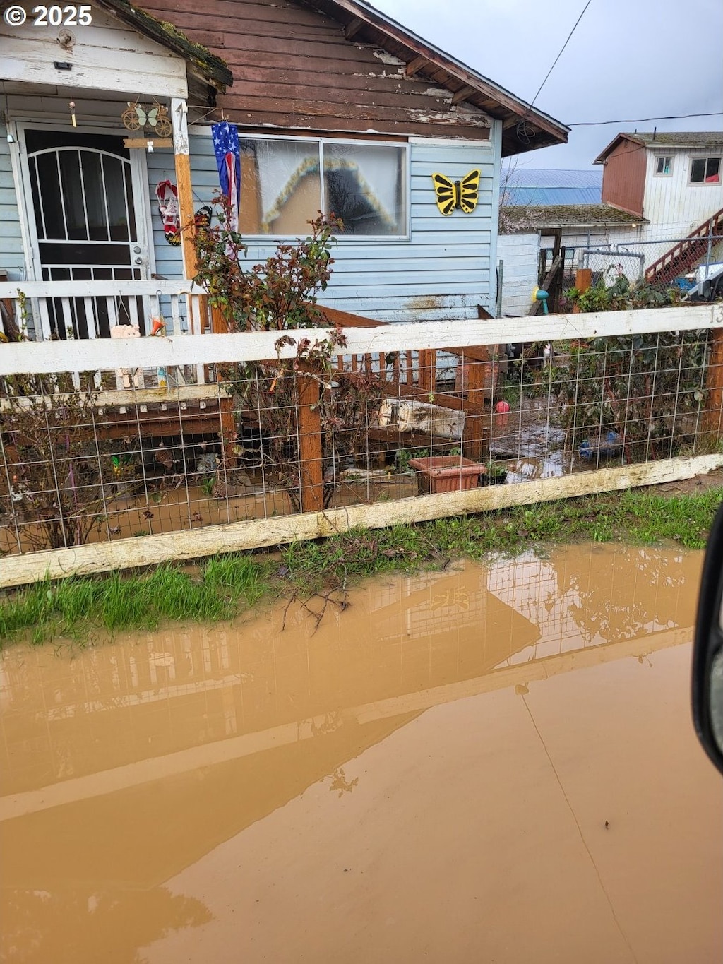 130 SE Mill St, Myrtle Creek, OR 97457 - view of front of property with fence
