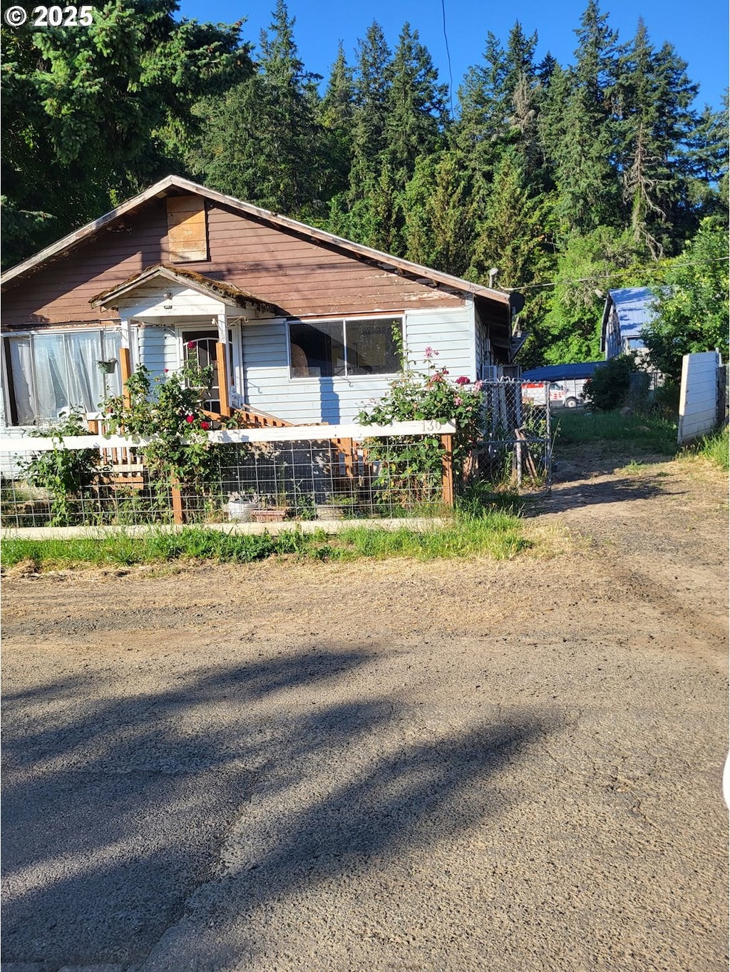 130 SE Mill St, Myrtle Creek, OR 97457 - bungalow with a fenced front yard