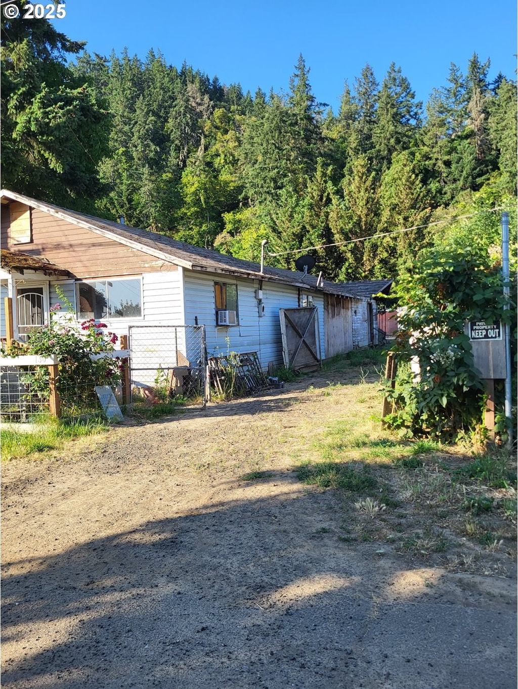 130 SE Mill St, Myrtle Creek, OR 97457 - view of front of property with a forest view