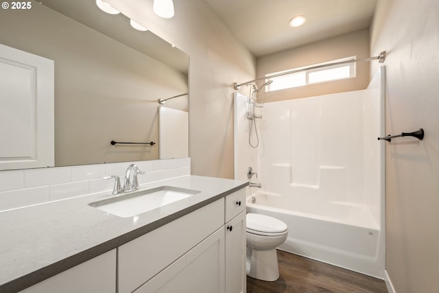 7220 SE Night Hawk Ct, Prineville, OR 97754 - full bath featuring tub / shower combination, vanity, toilet, and wood finished floors