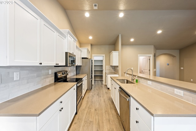 7220 SE Night Hawk Ct, Prineville, OR 97754 - kitchen with tasteful backsplash, stainless steel appliances, light wood-style floors, a sink, and recessed lighting