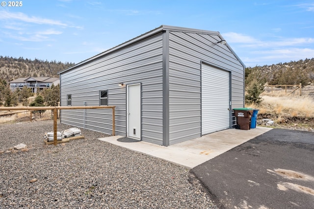 7220 SE Night Hawk Ct, Prineville, OR 97754 - view of outdoor structure featuring an outbuilding and fence