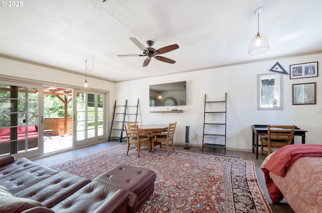 living room featuring ceiling fan and crown molding