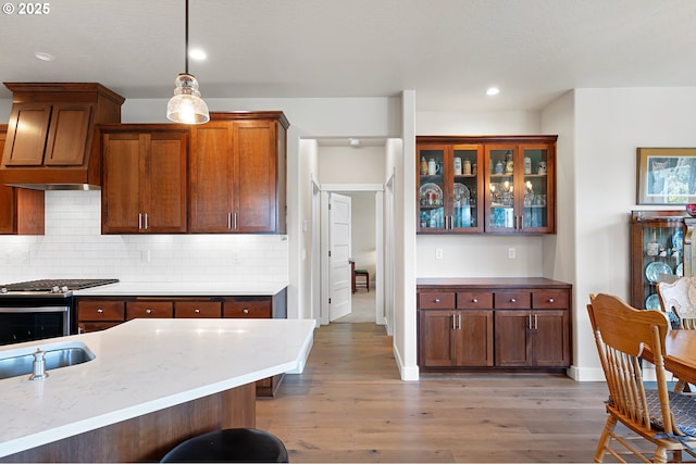 1705 Trevino Rd, Creswell, OR 97426 - kitchen featuring light wood-style floors, stainless steel gas range oven, tasteful backsplash, a sink, and recessed lighting