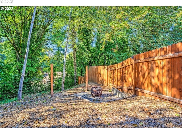 view of yard featuring a fire pit