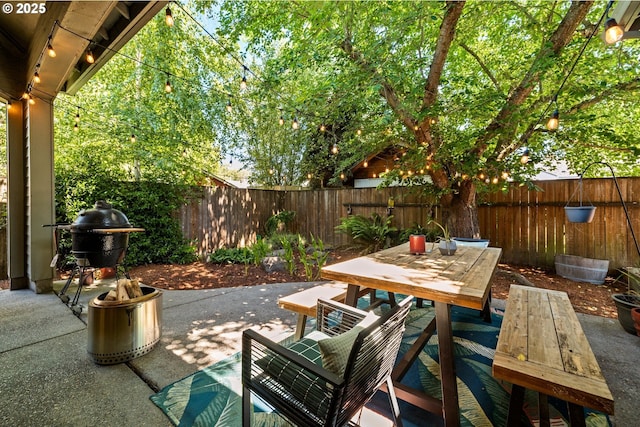 9628 N Exeter Ave, Portland, OR 97203 - fenced backyard featuring outdoor dining space, a patio area, and area for grilling
