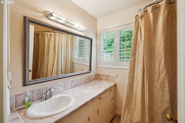 316 E 27th St, Vancouver, WA 98663 - full bathroom featuring vanity