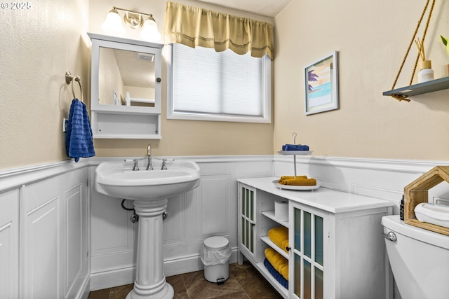 1561 Balboa St, Eugene, OR 97408 - bathroom with a wainscoted wall and a decorative wall