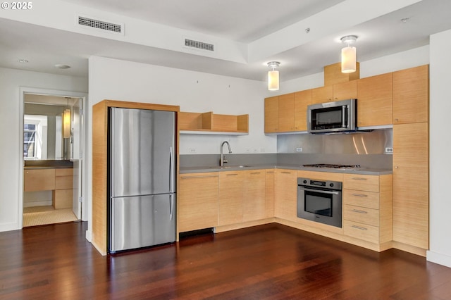 kitchen featuring visible vents, light brown cabinetry, a sink, stainless steel appliances, and dark wood-type flooring