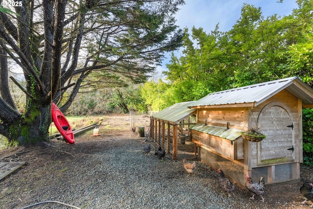 view of yard featuring an outbuilding