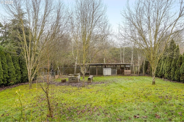 view of yard featuring an outbuilding