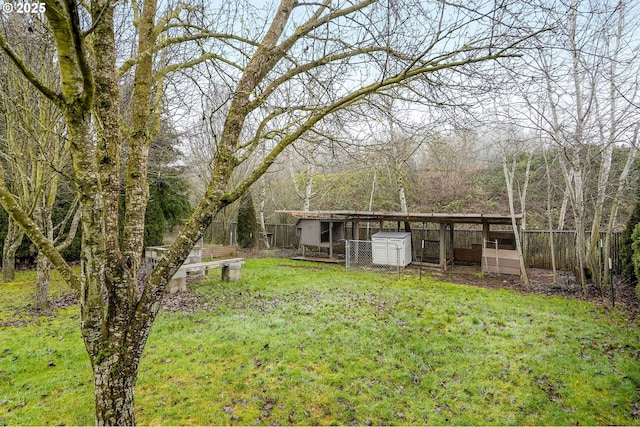 view of yard with an outdoor structure