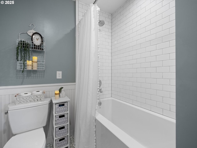 bathroom featuring toilet and shower / bath combo