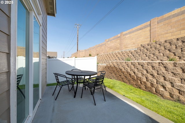 881 E Autumn Ave, Hermiston, OR 97838 - view of patio / terrace featuring outdoor dining space and a fenced backyard