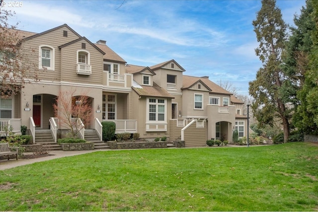 view of front facade with a front lawn