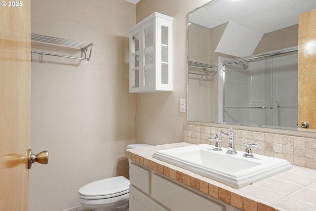 7678 Pine Tree Ln SE, Turner, OR 97392 - full bathroom with backsplash, vanity, toilet, and an enclosed shower