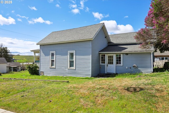 400 Mccoy St, Moro, OR 97039 - back of house featuring roof with shingles and a yard
