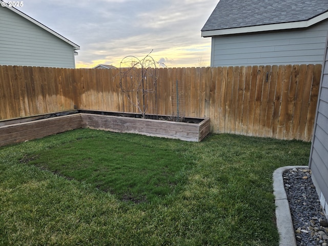 view of yard at dusk