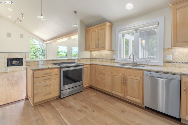 2965 Ingalls Way, Eugene, OR 97405 - kitchen with appliances with stainless steel finishes, light brown cabinetry, light wood finished floors, vaulted ceiling, and recessed lighting