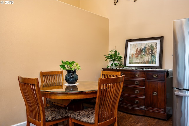 1548 River Rd Unit 401, Longview, WA 98632 - dining area featuring dark wood-style floors