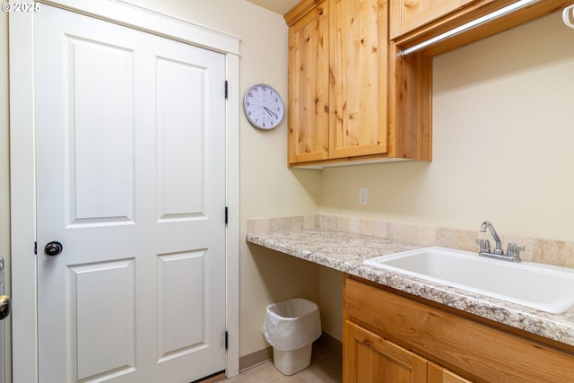 2260 NE 8th St, Hermiston, OR 97838 - laundry area with a sink and light tile patterned flooring