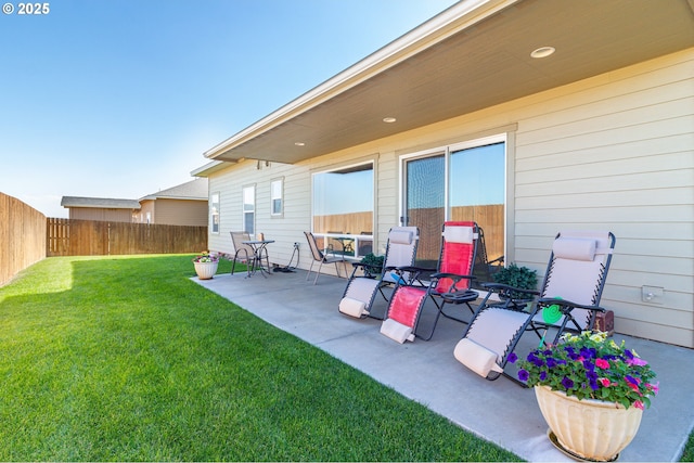 2260 NE 8th St, Hermiston, OR 97838 - fenced backyard with a patio