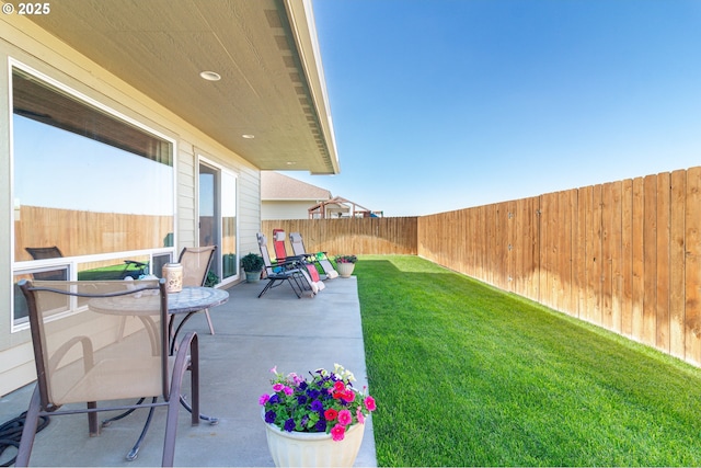 2260 NE 8th St, Hermiston, OR 97838 - fenced backyard with a patio area