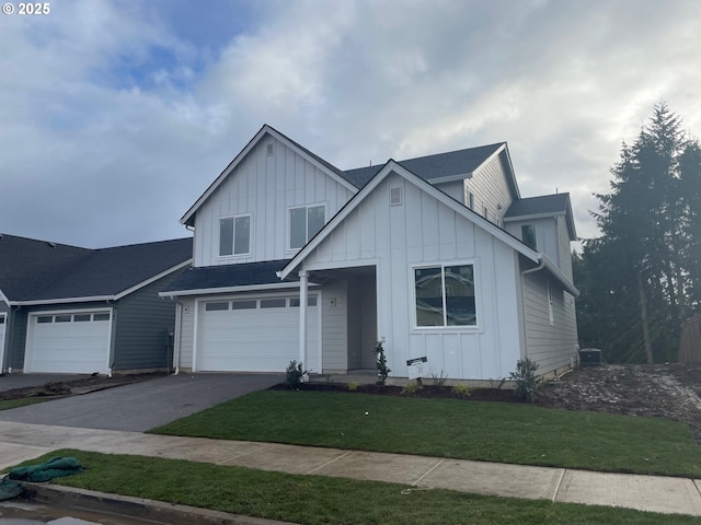 view of front of house featuring a front lawn and a garage