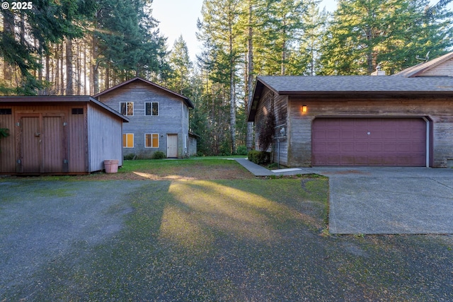 exterior space featuring a front yard