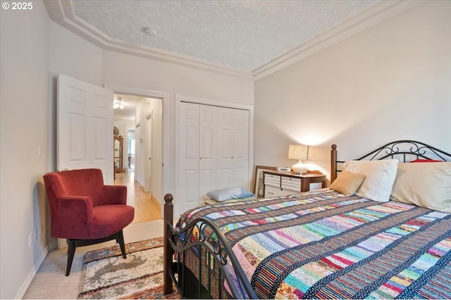 bedroom with crown molding, a textured ceiling, and a closet