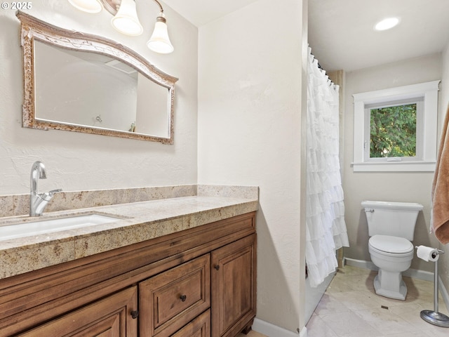 full bathroom with curtained shower, baseboards, toilet, and vanity