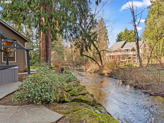 view of yard featuring a hot tub