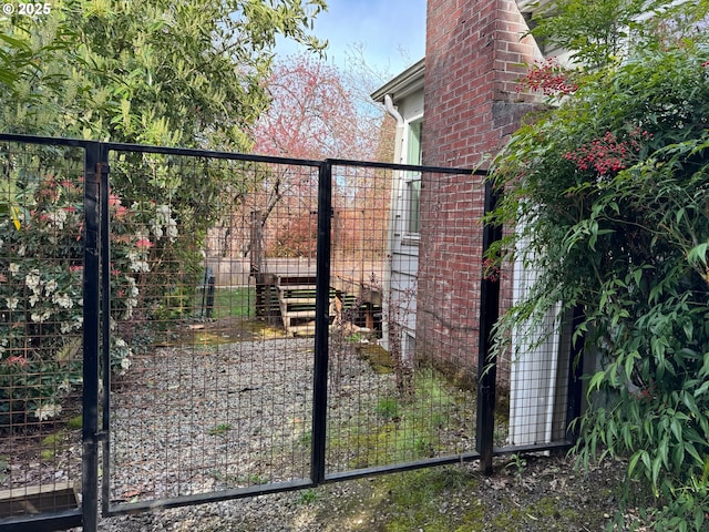 7922 SW Capitol Hill Rd, Portland, OR 97219 - gate with fence