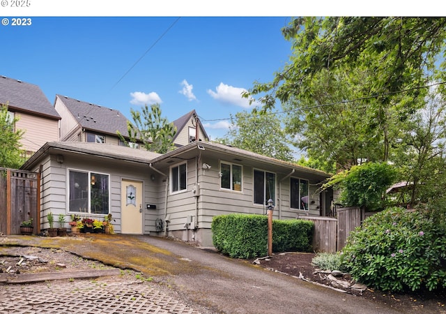 7922 SW Capitol Hill Rd, Portland, OR 97219 - view of front of home with fence