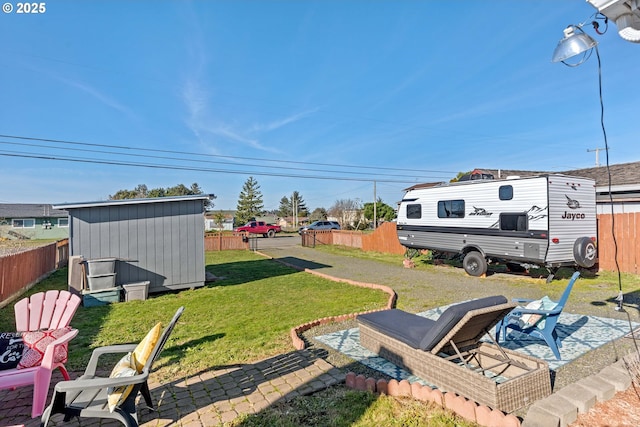 view of yard featuring a storage shed