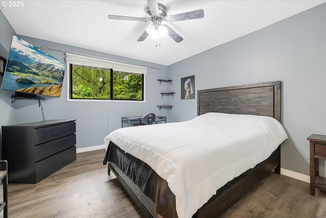 12208 SE 38th Ave, Milwaukie, OR 97222 - bedroom featuring wood finished floors, a textured ceiling, a ceiling fan, and baseboards