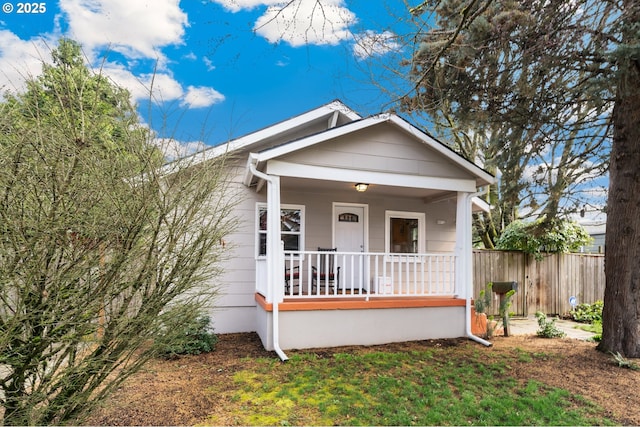 view of front of home with fence and covered porch