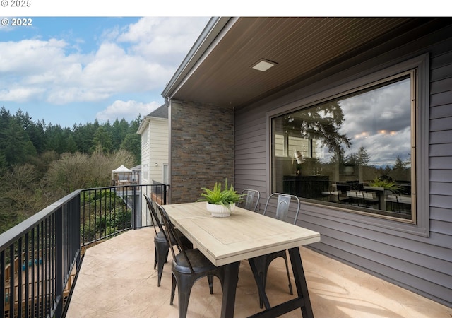2869 SW Champlain Dr, Portland, OR 97205 - balcony featuring outdoor dining area